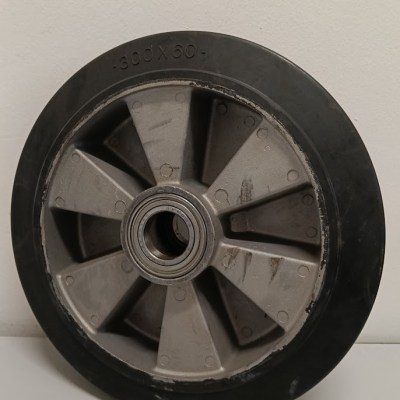 KIT da 2 PZ RUOTA GOMMA ELASTICA NERA con NUCLEO in ALLUMINIO Ø 300x70 MOZZO 60x25 CUSC.SFERE 52x15 mm P.530 kg